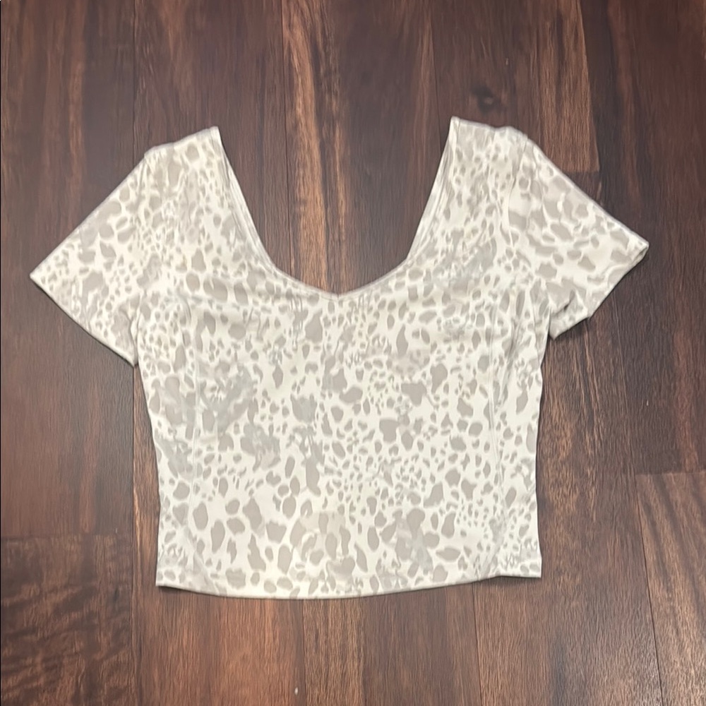 Lululemon Athletica Cream Fitted Crop Blouse leaped print